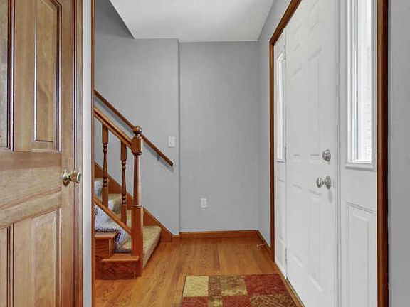 2nd image of 112 Greenbriar Ln