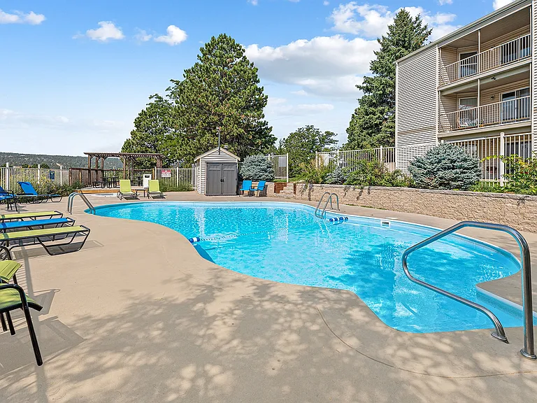 Pointe West Apartments — Photo 2