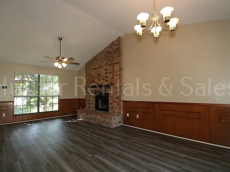 1905 Meadowbrook Dr — Photo 4