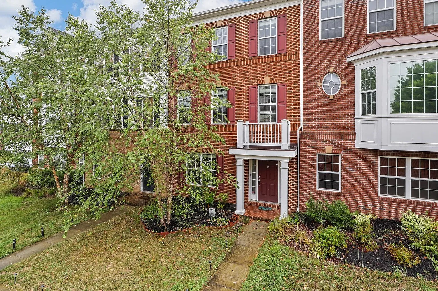 3 bed, 2400 sqft, $3,200 — Photo 2