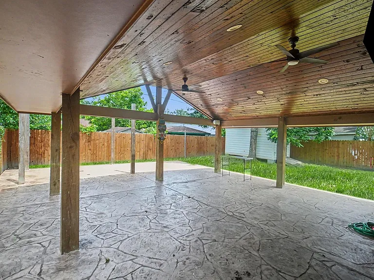 2121 Hickory Ln — Photo 15