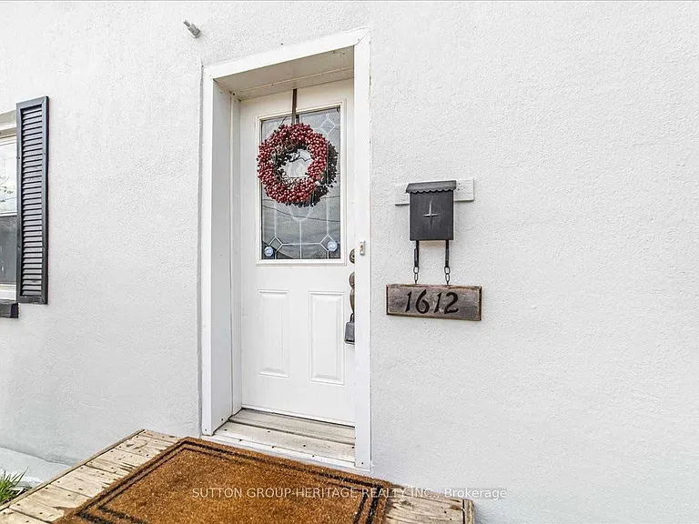 1612 Dufferin St — Photo 2