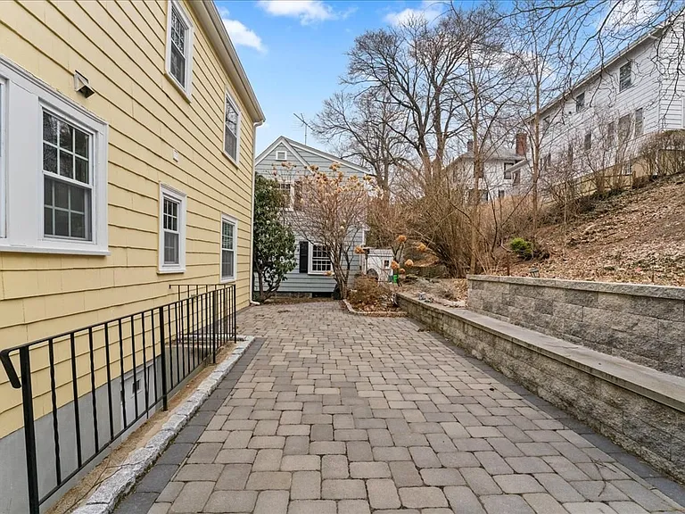 40 Lake Shore Rd — Photo 37