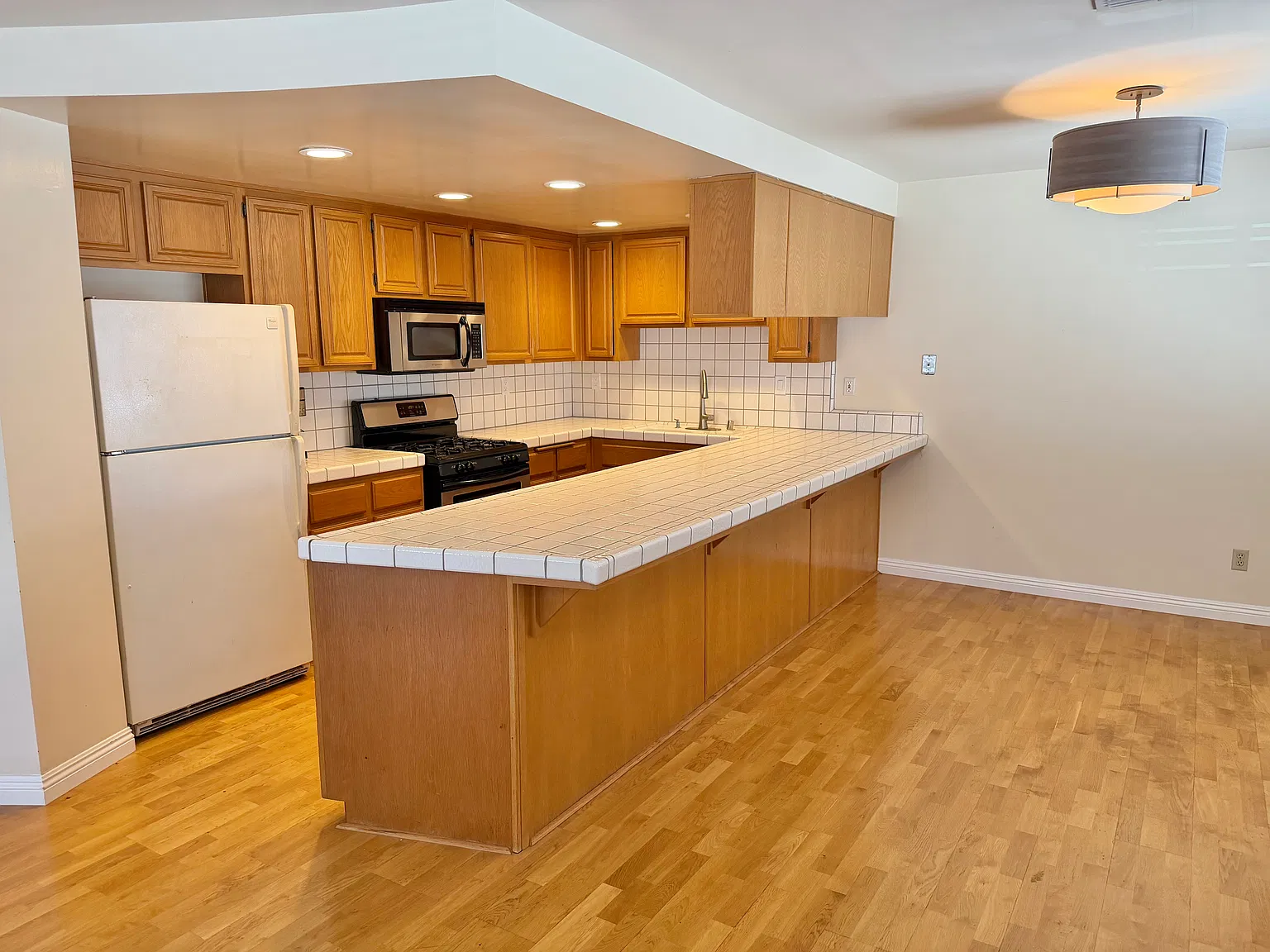 3 bed, 2044 sqft, $4,000 — Photo 2