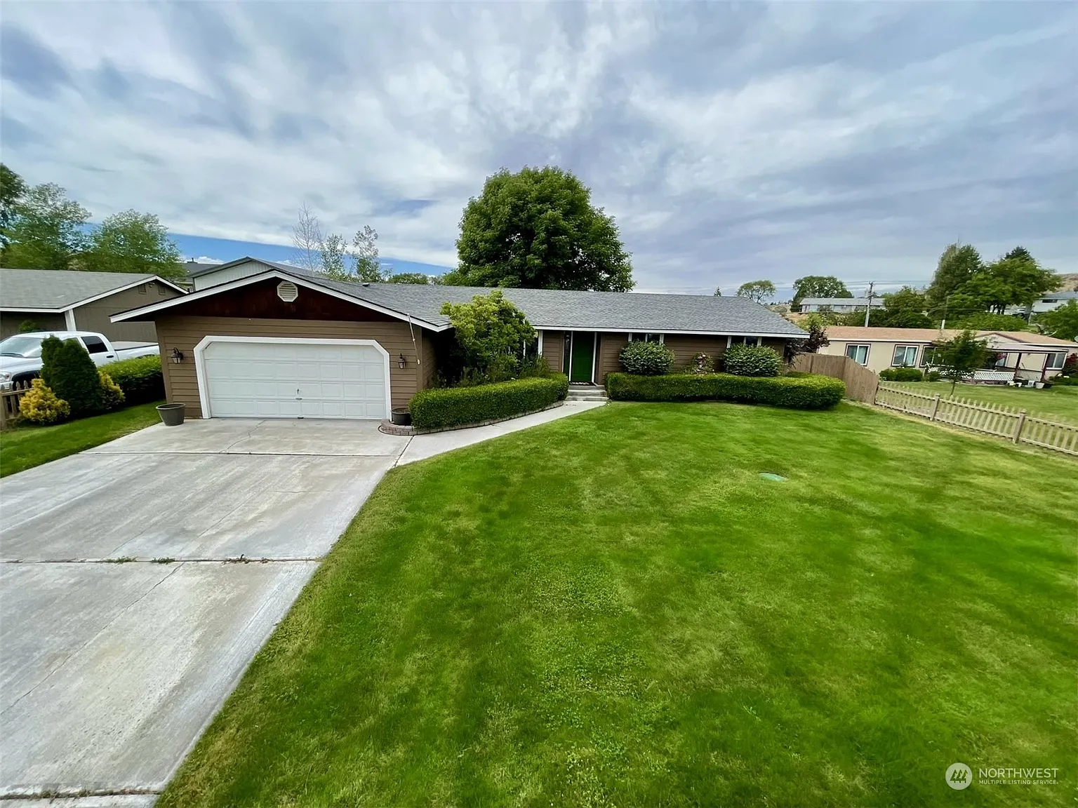 8272 Harrington Lane NE photo 1