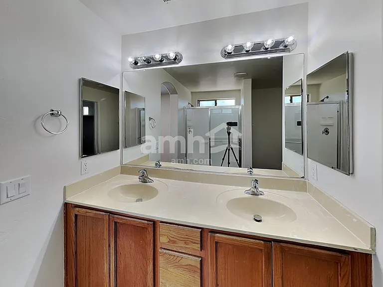 2919 S 71st Dr — Photo 10