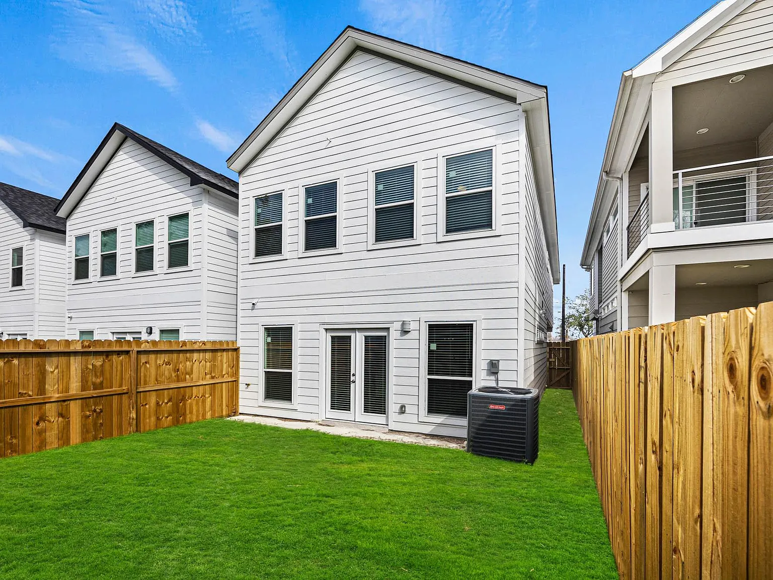 3 bed, 2.5 bath, 1610 sqft, $2,400 — Photo 4
