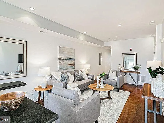 2 bed, 885 sqft, $1,975 — Photo 3