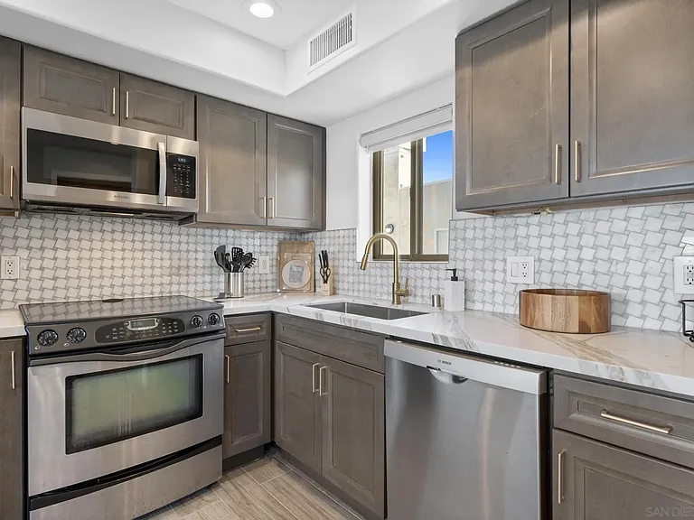 801 W Hawthorn St W #409 — Photo 5