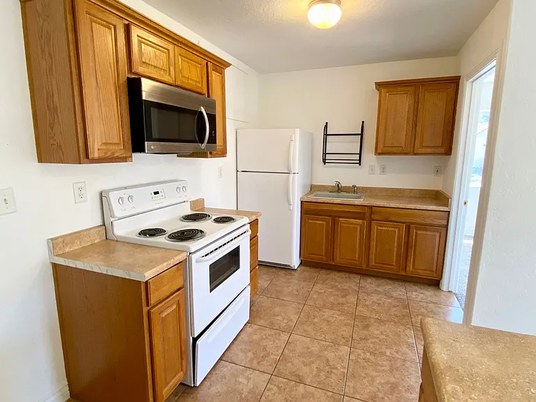 1402 E Scarlet Dr #1/2 — Photo 4
