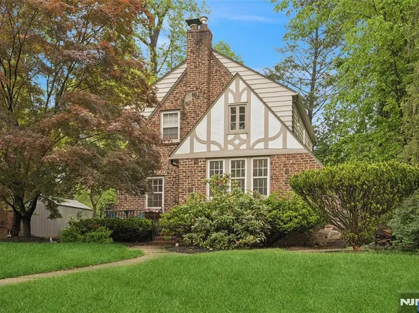 275 Winthrop Rd, Teaneck, NJ 07666