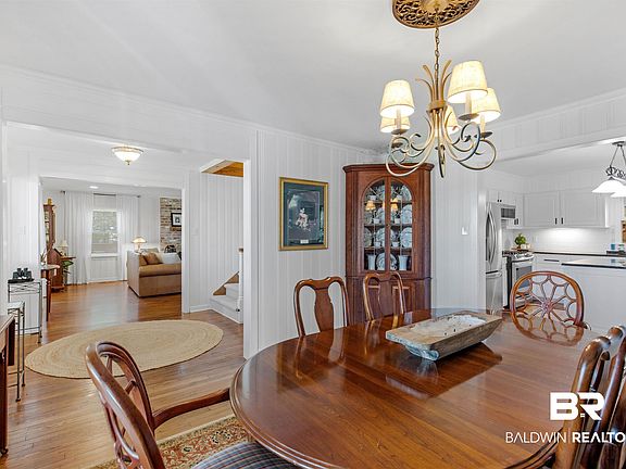 5th image of 3070 Riverside Dr