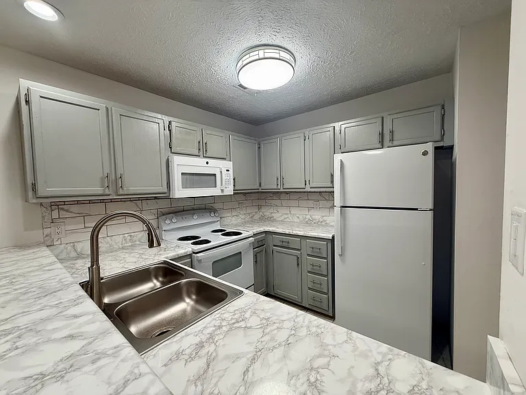 1882 Tryon Dr #4 — Photo 1