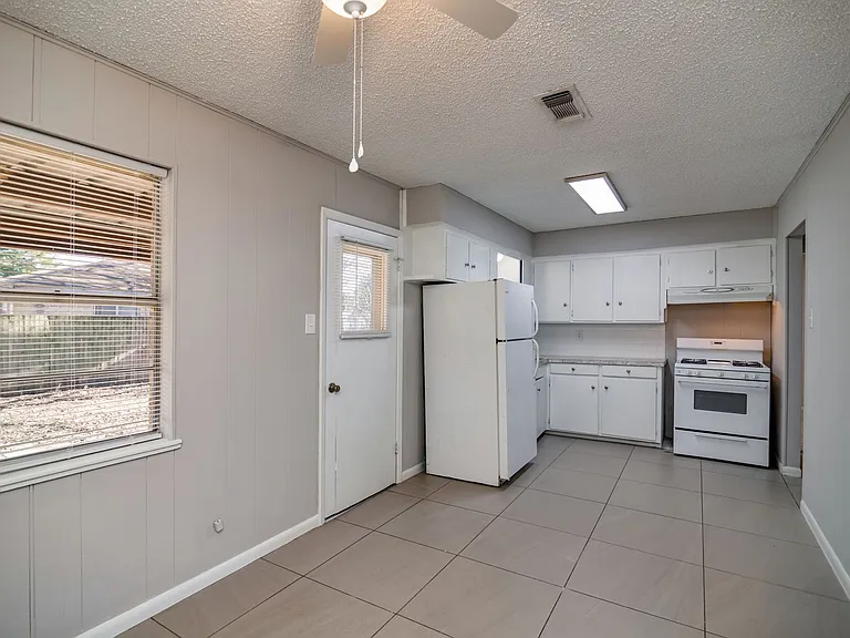 502 Brown St — Photo 8