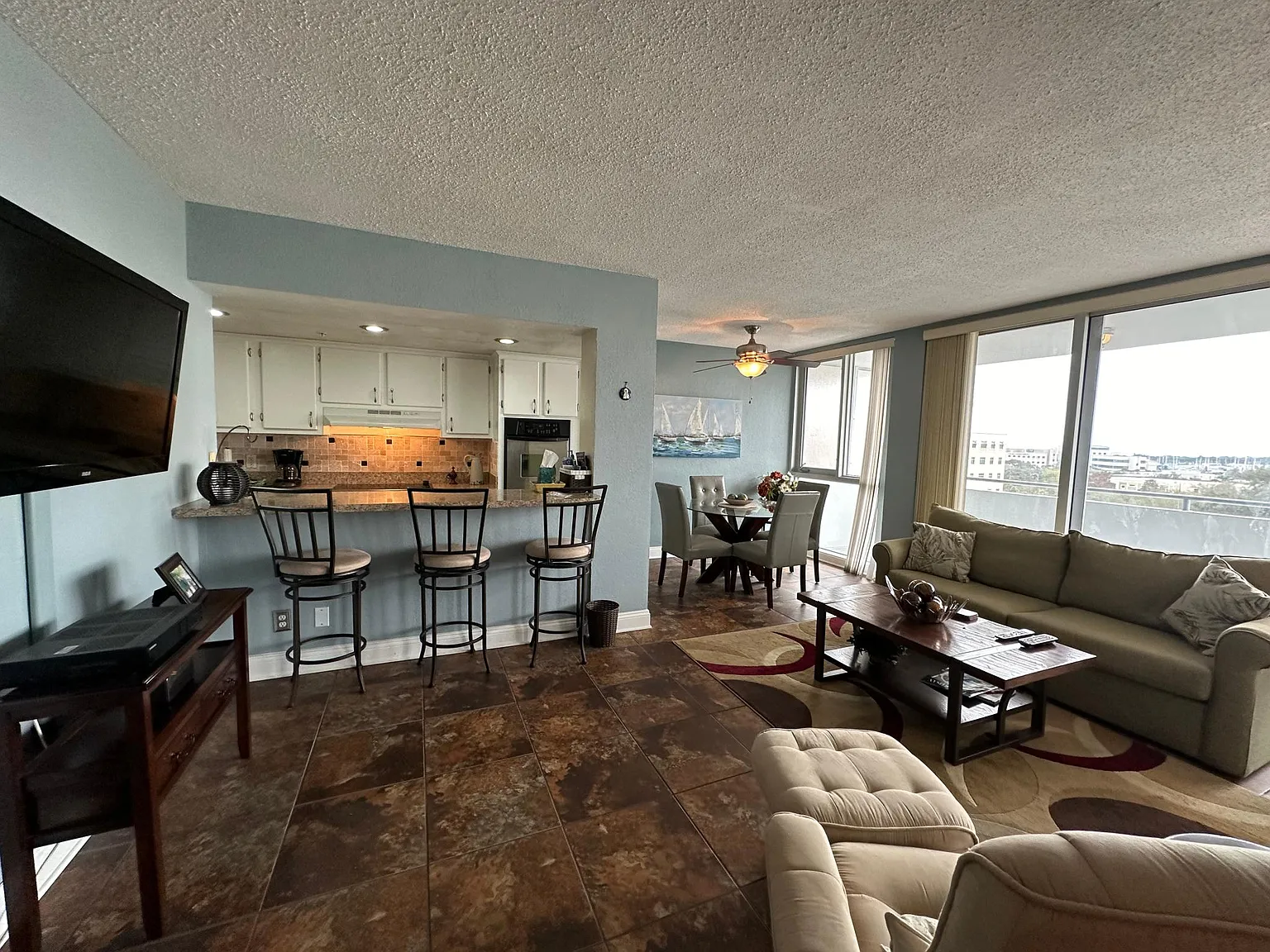2 bed, 1045 sqft, $2,700 — Photo 3