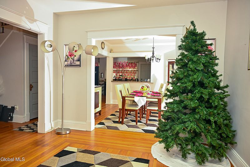 3rd image of 909 Woodland Avenue