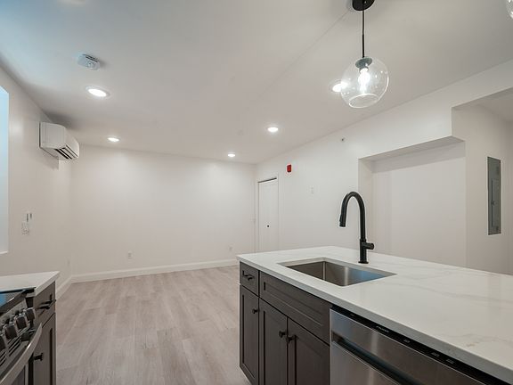 4th image of 126 Adelaide Ave #B03