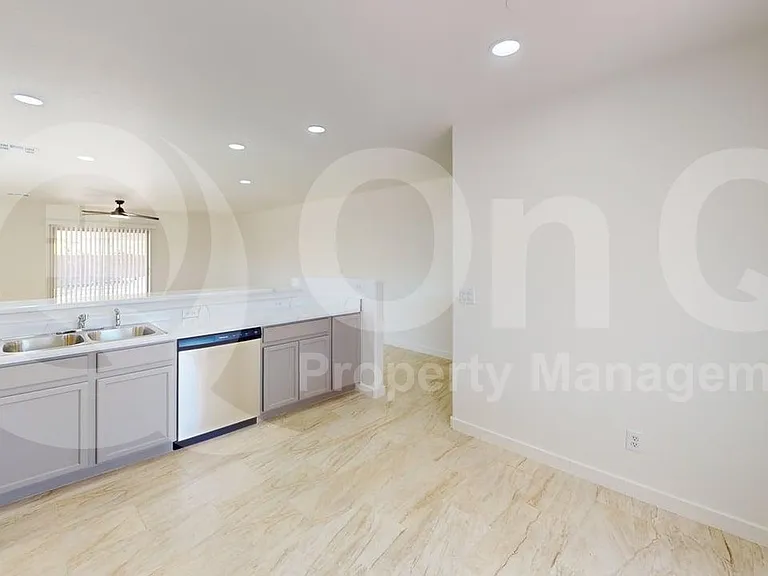 2574 W Southern Star Dr — Photo 5