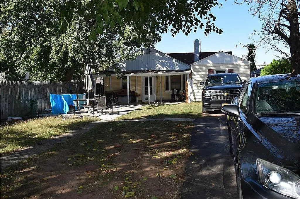 3 bed, 1104 sqft, $3,100 — Photo 2