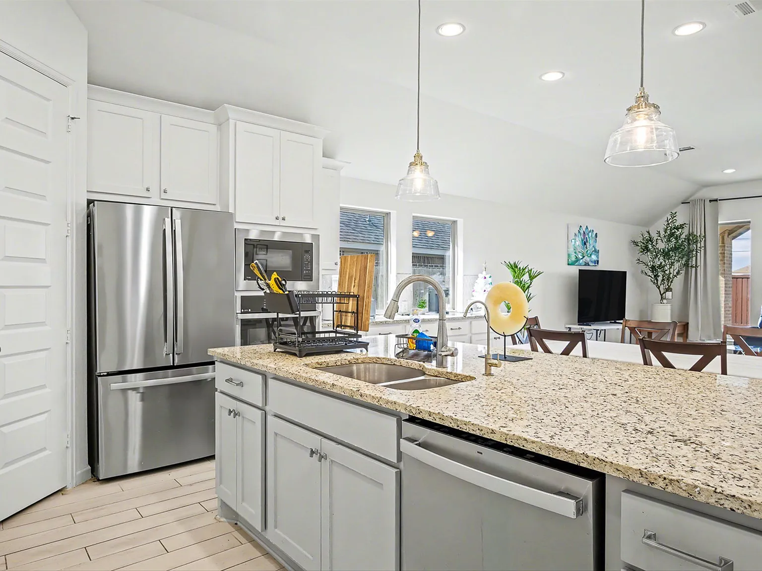 4 bed, $4,650 — Photo 1