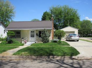 834 N Sycamore St, Monticello, IA 52310