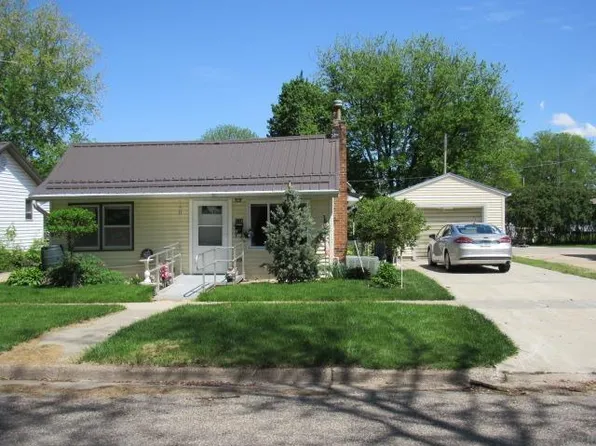 834 N Sycamore St, Monticello, IA 52310