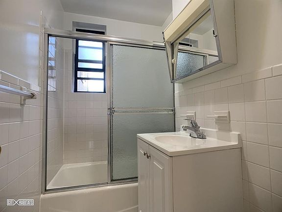 5th image of 3121 29th St APT 5J