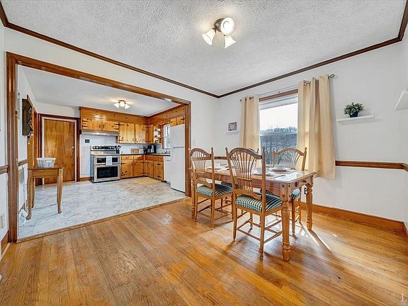 3rd image of 704 Pinecrest Ave