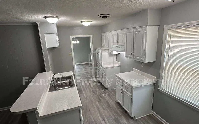 3 bed, 2.0 bath, 1433 sqft, $1,425 — Photo 3
