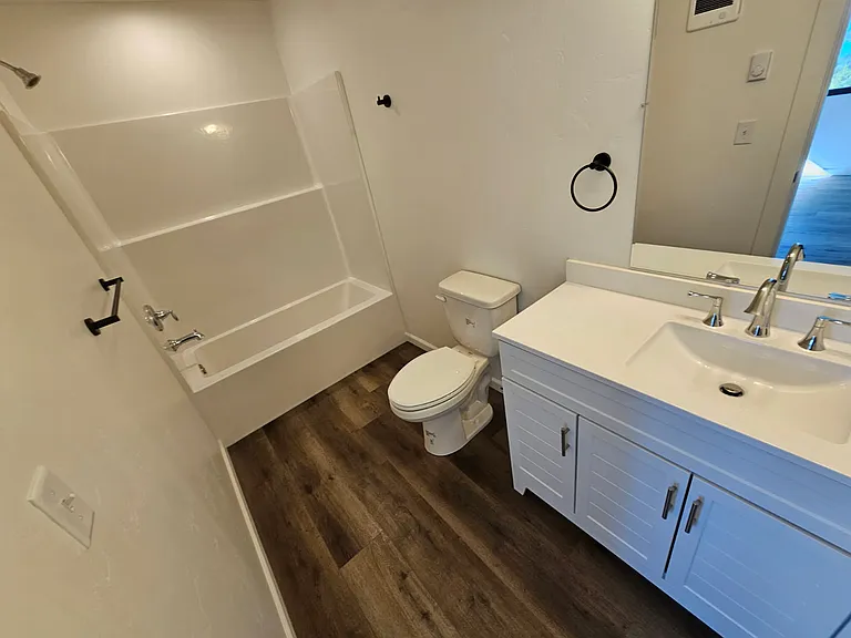 1002 Hillside Ct — Photo 5
