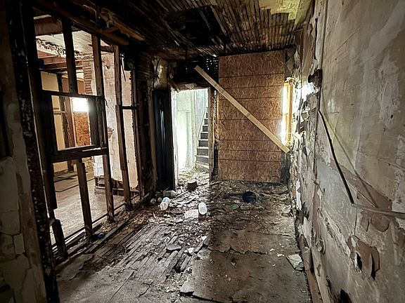 3rd image of 2052 Clairmount St