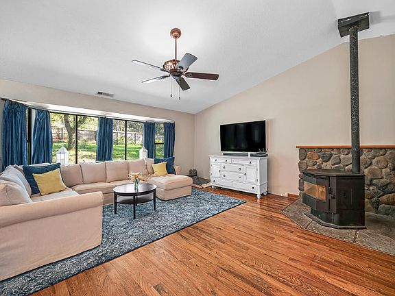 4th image of 210 Meadow Gate Rd