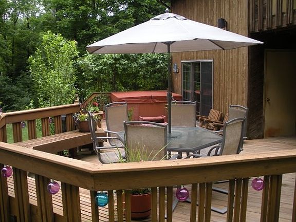 Rear Deck w/ Hot Tub