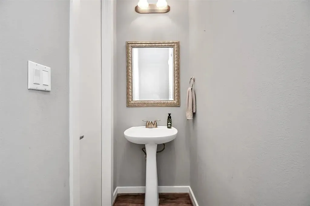 4422 Center St — Photo 4