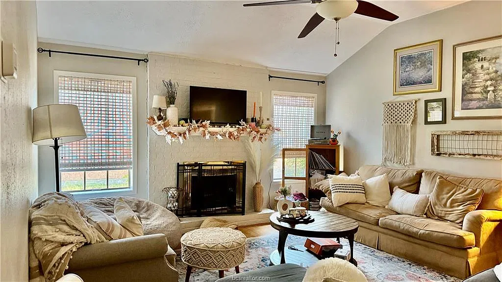 4 bed, 2.0 bath, 1619 sqft, $2,400 — Photo 2