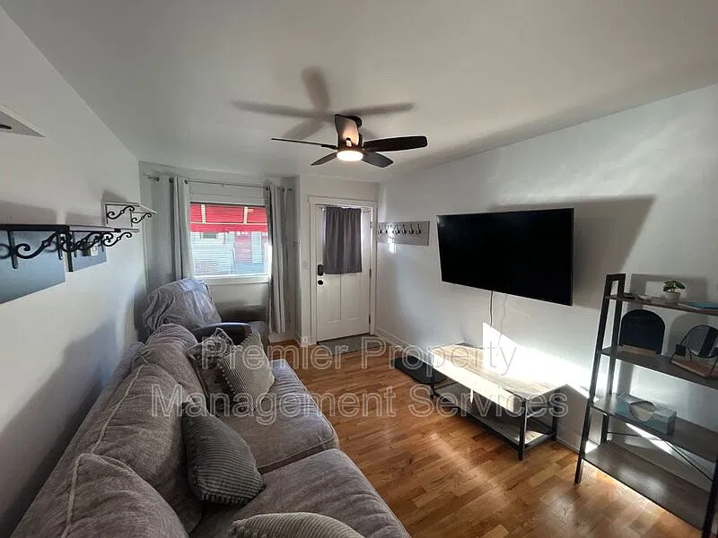2 bed, 1.0 bath, 996 sqft, $1,295 — Photo 2