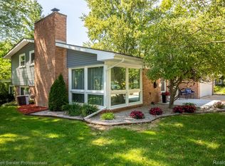 29821 Rock Creek Dr, Southfield, MI 48076