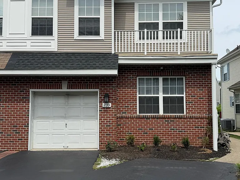 233 Fountayne Ln — Photo 1