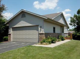 992 Country Gdn NW, Grand Rapids, MI 49534