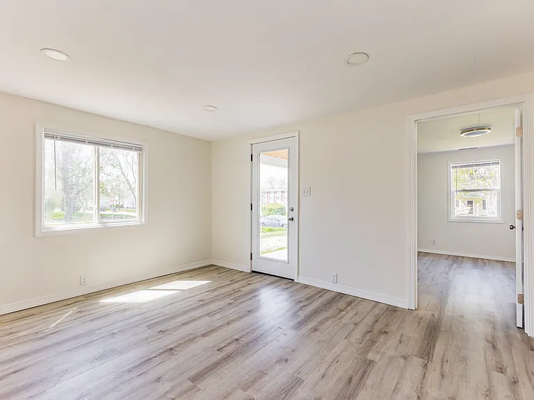 2104 N Hollywood Ave — Photo 2