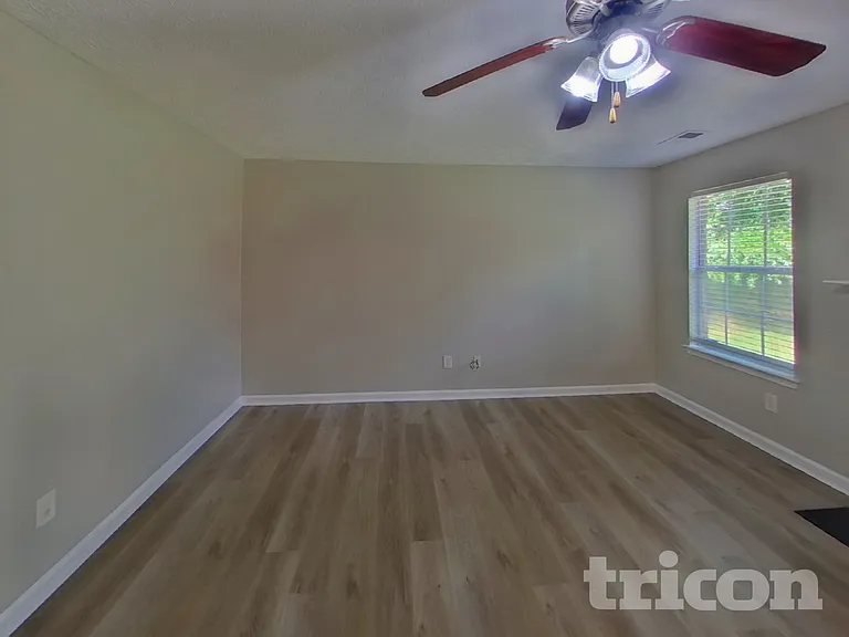 800 Hannah Ct — Photo 2