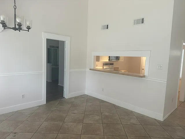 4 bed, 1406 sqft, $2,100 — Photo 4