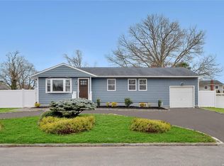 54 Park Pl, Copiague, NY 11726