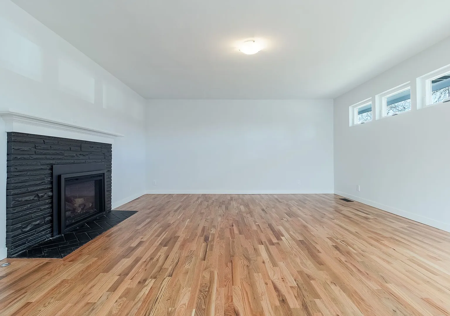 Beautifully Redesigned Home in Quiet Neighborhood — Photo 2