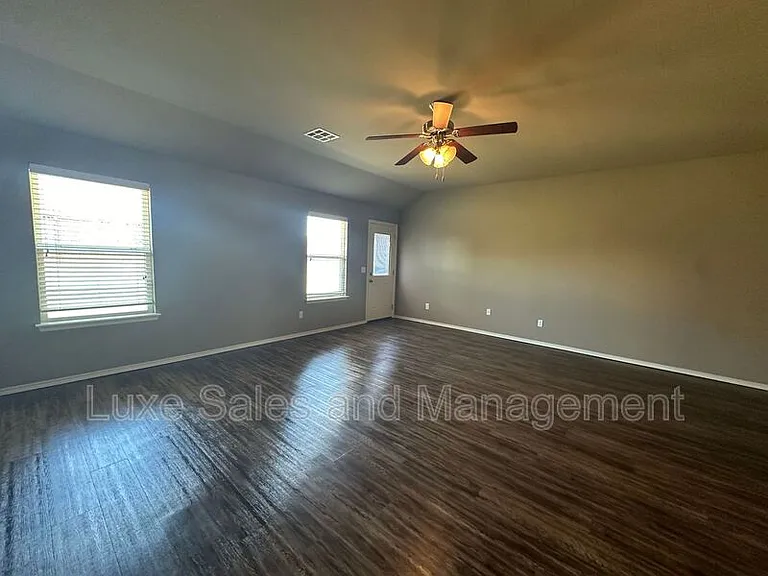 8517 SW 50th St — Photo 3