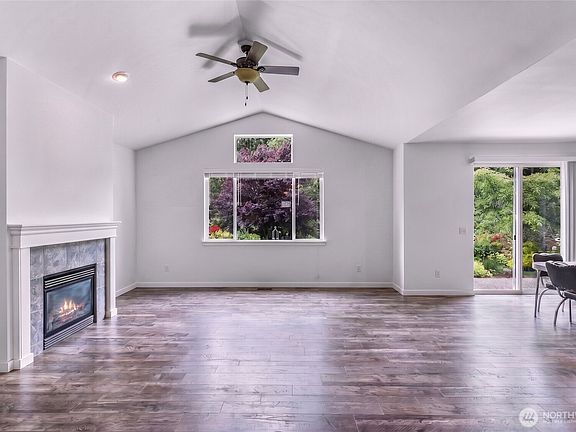 4th image of 927 Clearwater Court