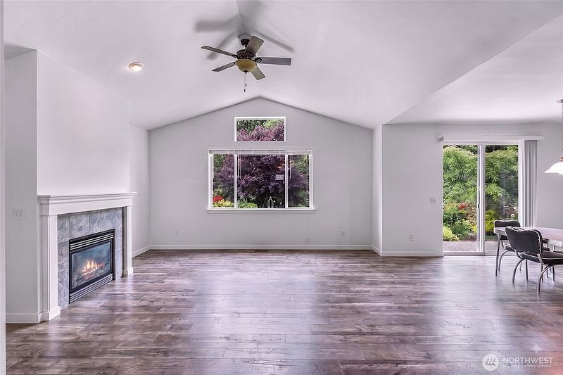 4th image of 927 Clearwater Court