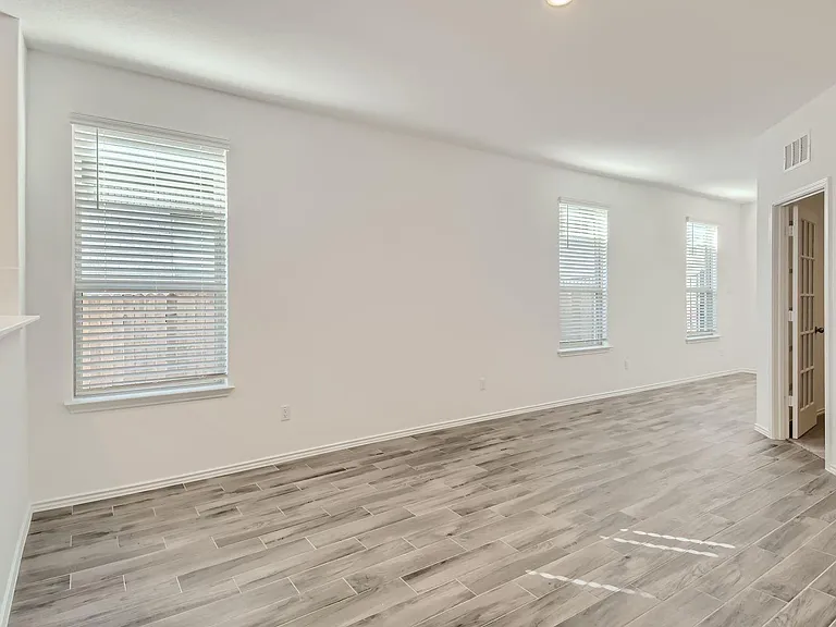 140 Bennington Dr — Photo 8