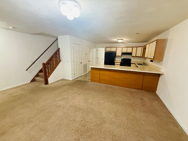 882 Patrick Henry Dr — Photo 4