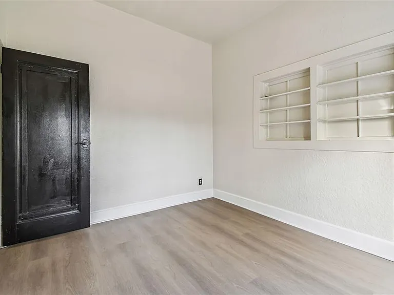 2102 W La Salle St — Photo 33
